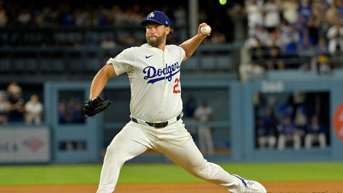 Kershaw pitches