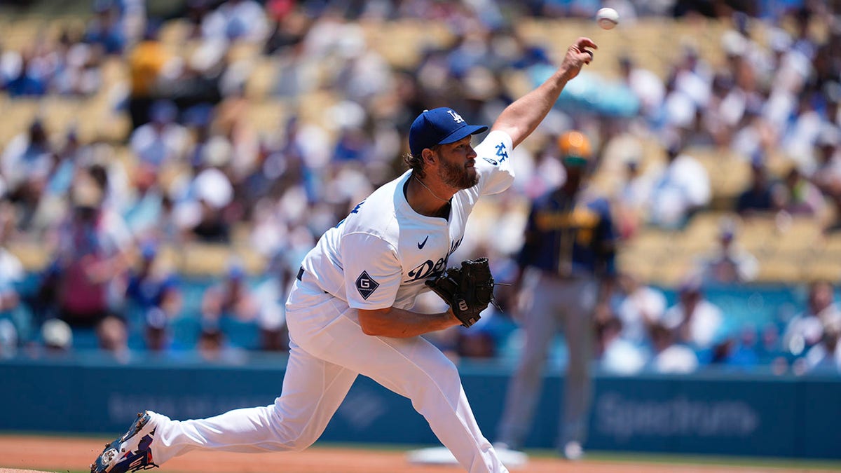 Clayton Kershaw connected nan mound
