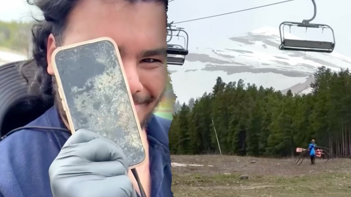Bagilah citra karyawan yang memegang iPhone, membersihkan karyawan