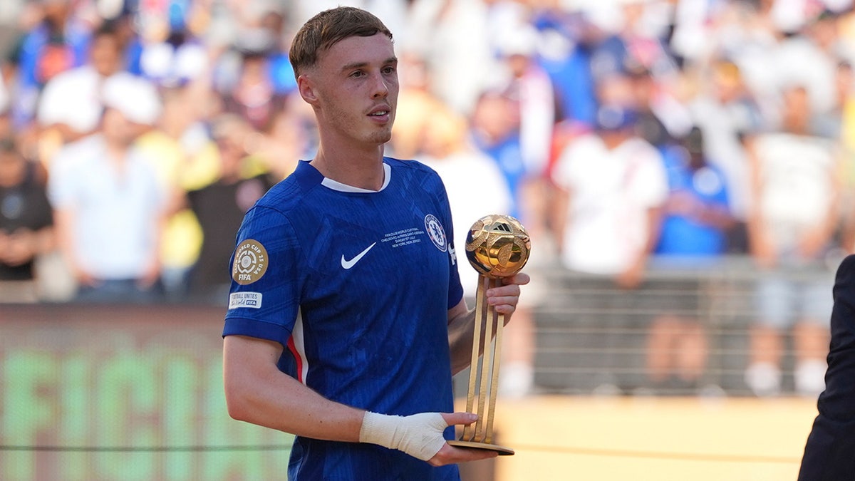 Cole Palmer pinch nan Golden Ball