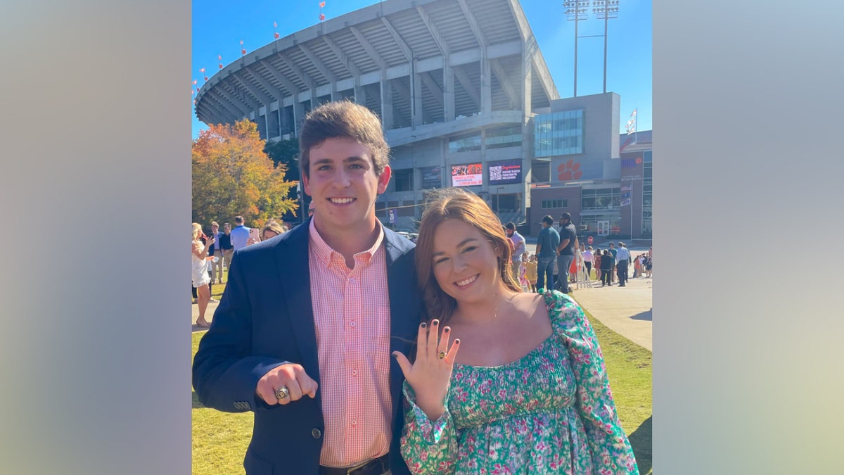 Thomas Chandler Davis and Abby Katherine Davis show disconnected their people rings