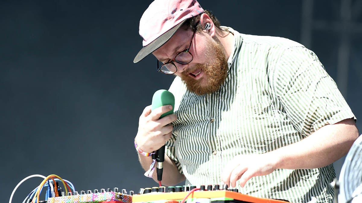 Dan Deacon performans sergiliyor