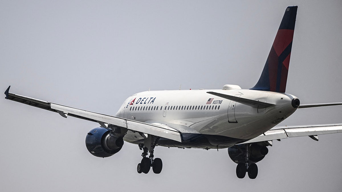 Delta plane approaches Mexico City airport
