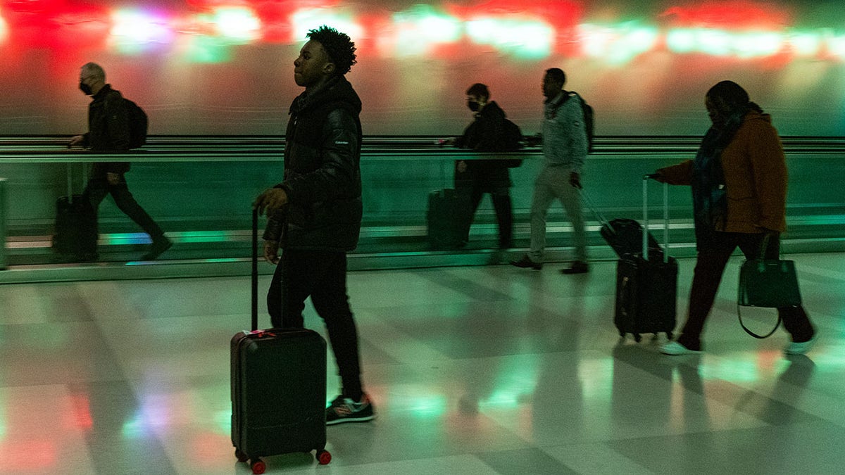 The passengers saw traveling through the Led Metropolitan Airport Metropolitan de Detroit.