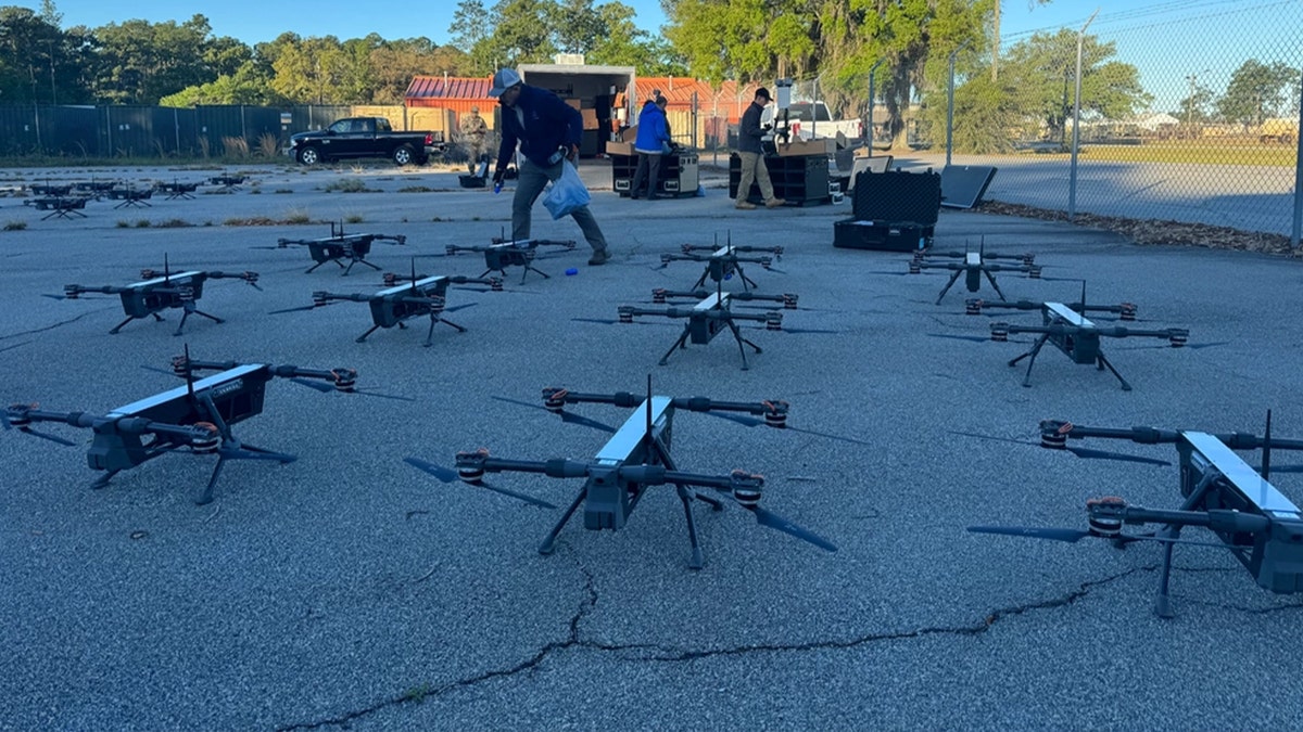 6 Nisan 2024'te Fort Stewart, Georgia'da Marne Focus 2024 sırasında kullanılacak tehdit sistemi yönetimi ofisi, açma ve test dronları olan üyeler. Marne Focus, Tugay'ın Ulusal Eğitim Merkezi'ndeki bir rotasyonda yer almaya hazır olduğunu gösteren Tugay'ın validasyonudur, ABD Ordusu Irwin, California'daki bir Ordu manevra dövüş Merkezi.