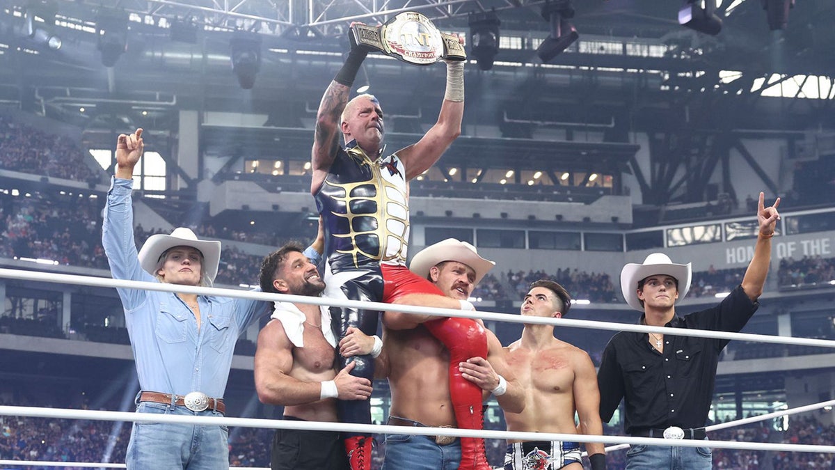 Dustin Rhodes bersama keluarganya