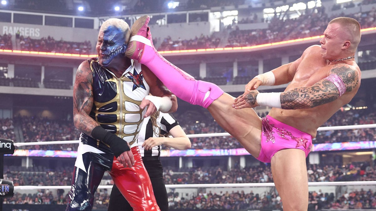 Kyle Fletcher menendang Dustin Rhodes