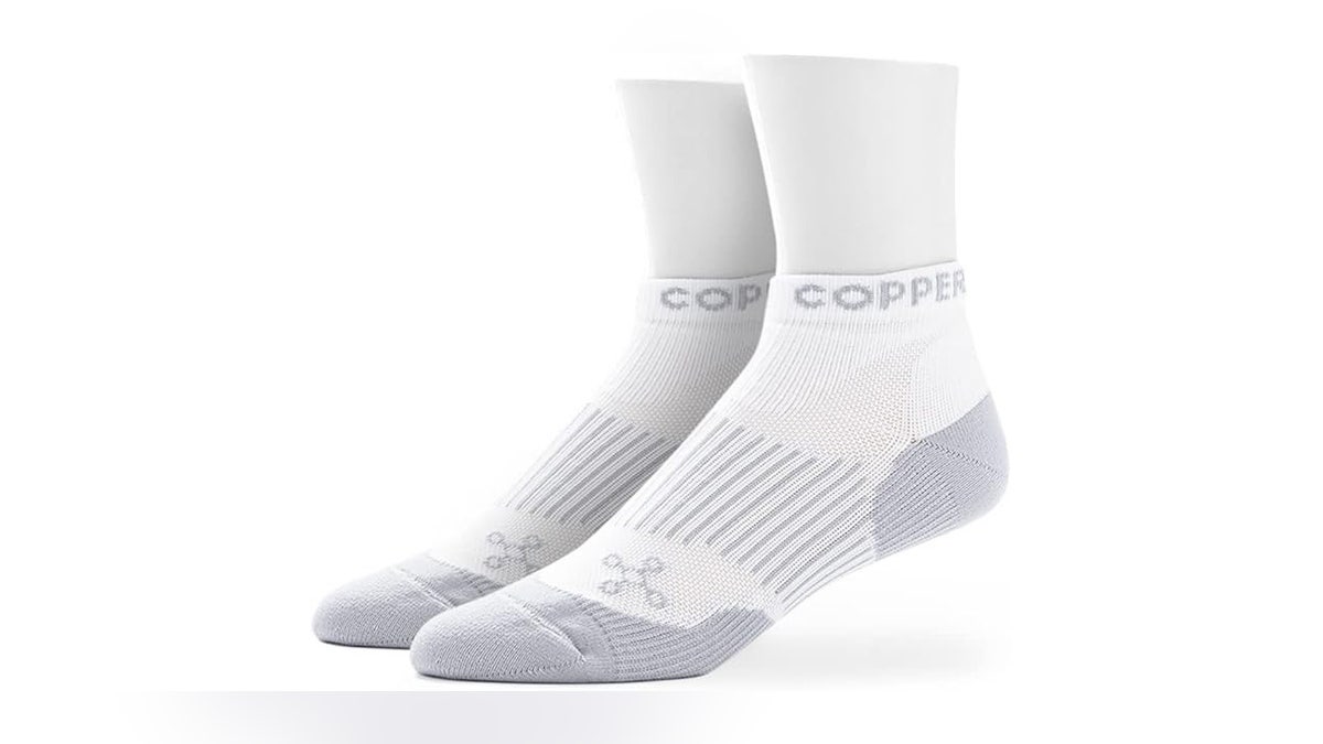 These ankle socks provide targeted light compression to the arch of the foot and the ankle.