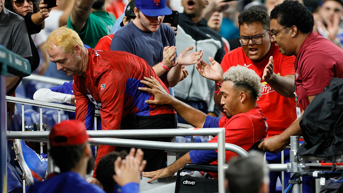 Edwin Diaz leaves field