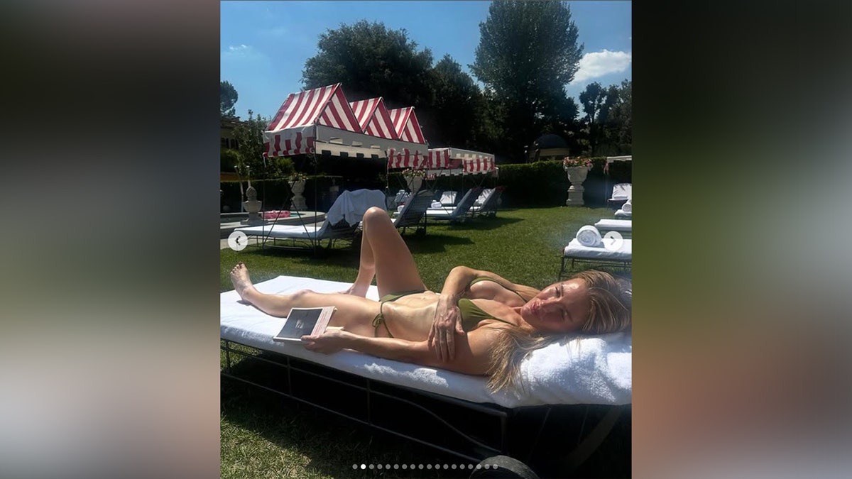 艾莉·古爾丁(Ellie Goulding)穿著綠色比基尼(Green Bikini)時,用書放鬆身心。
