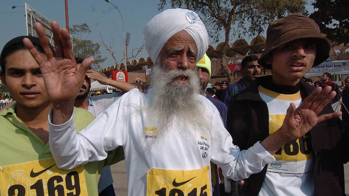 Fauja Singh waves