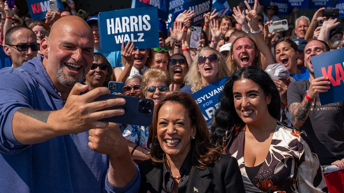 Gisele Fetterman, John Fetterman take selfie with former Vice President Kamala Harris