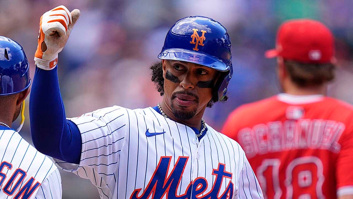 Francisco Lindor gestures
