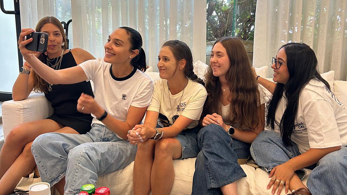 Gal Gadot takes a selfie with women freed from the captivity of Hamas during a visit