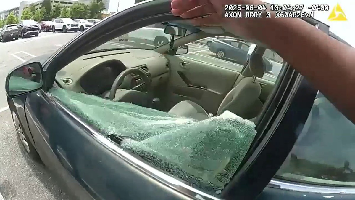 O policial da Geórgia quebra a janela do carro para resgatar crianças