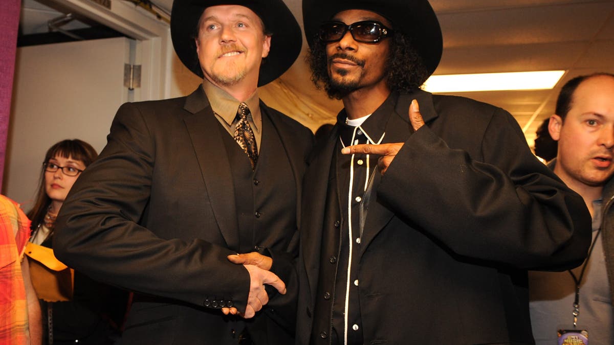 trace adkins and snoop dogg at the 2008 cmt awards
