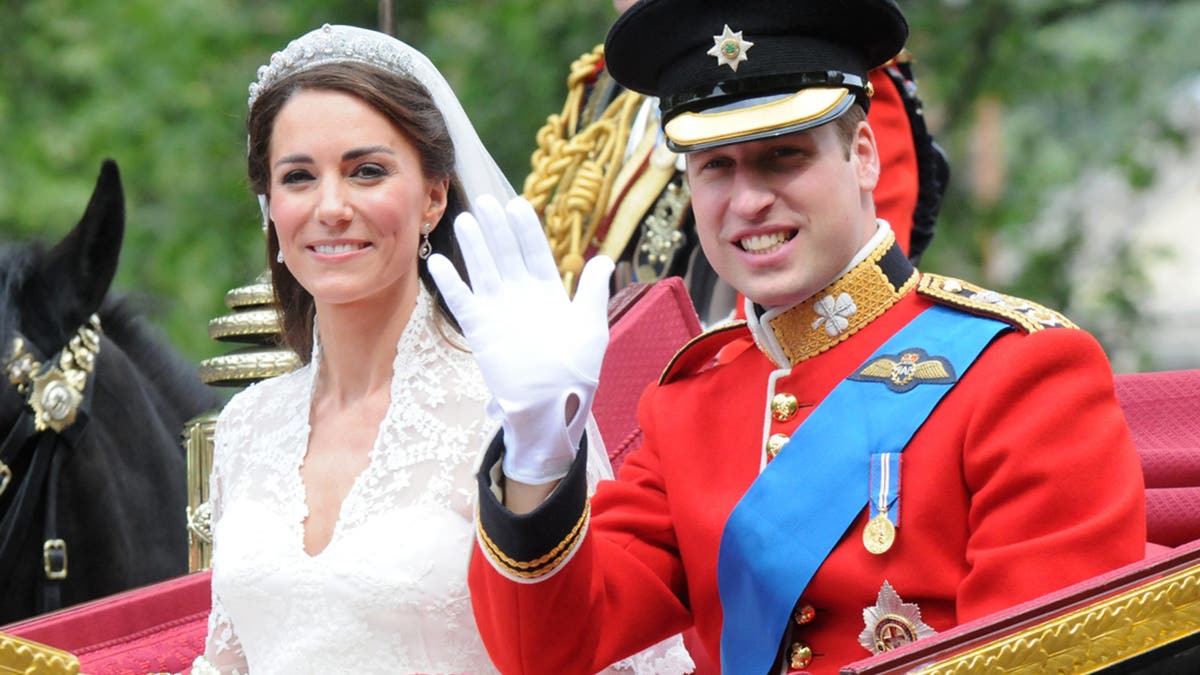 prince william and kate middleton ride carriage after their wedding 