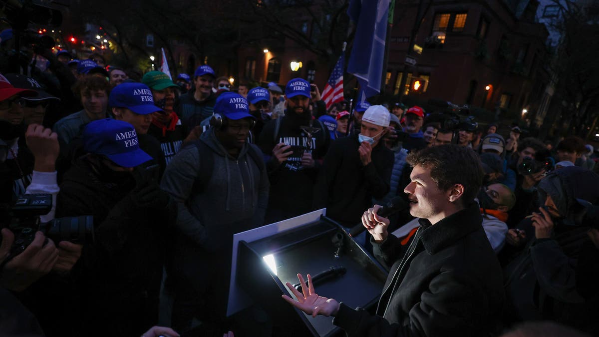 Nick Fuentes berbicara sementara para demonstran berkumpul di Amerika pertama di depan Grace Palace untuk memprotes delegasi vaksinasi di New York City, Amerika Serikat pada 13 November 2021.