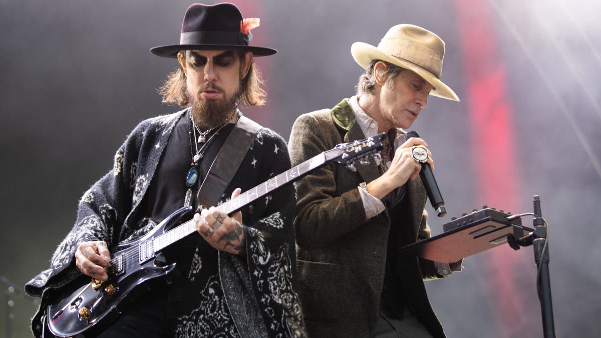 dave navarro and perry farrell performing next to each other on stage