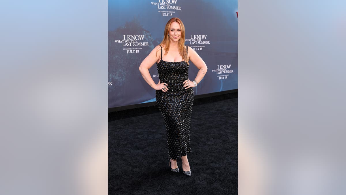 jennifer love hewitt at i know what you did last summer premiere in 2025
