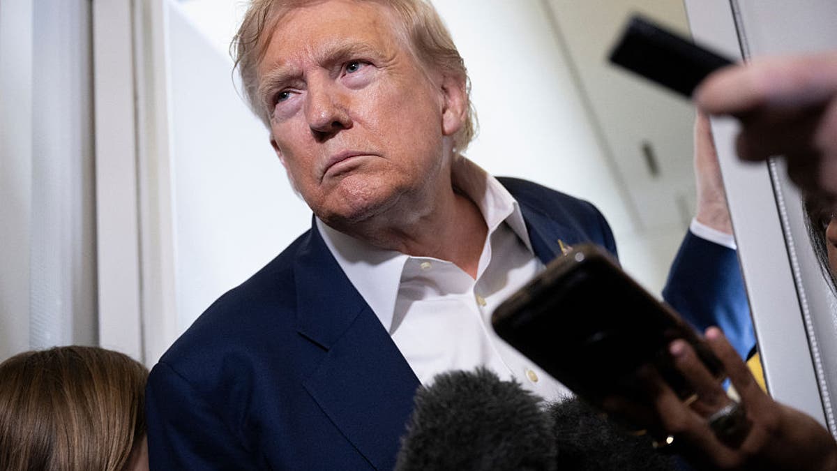 Quando o presidente Donald Trump retornou a Washington depois de viajar para a Escócia, o Reino Unido em 28 de julho de 2021, ouviu perguntas de jornalistas sobre a Força Aérea One sobre a.