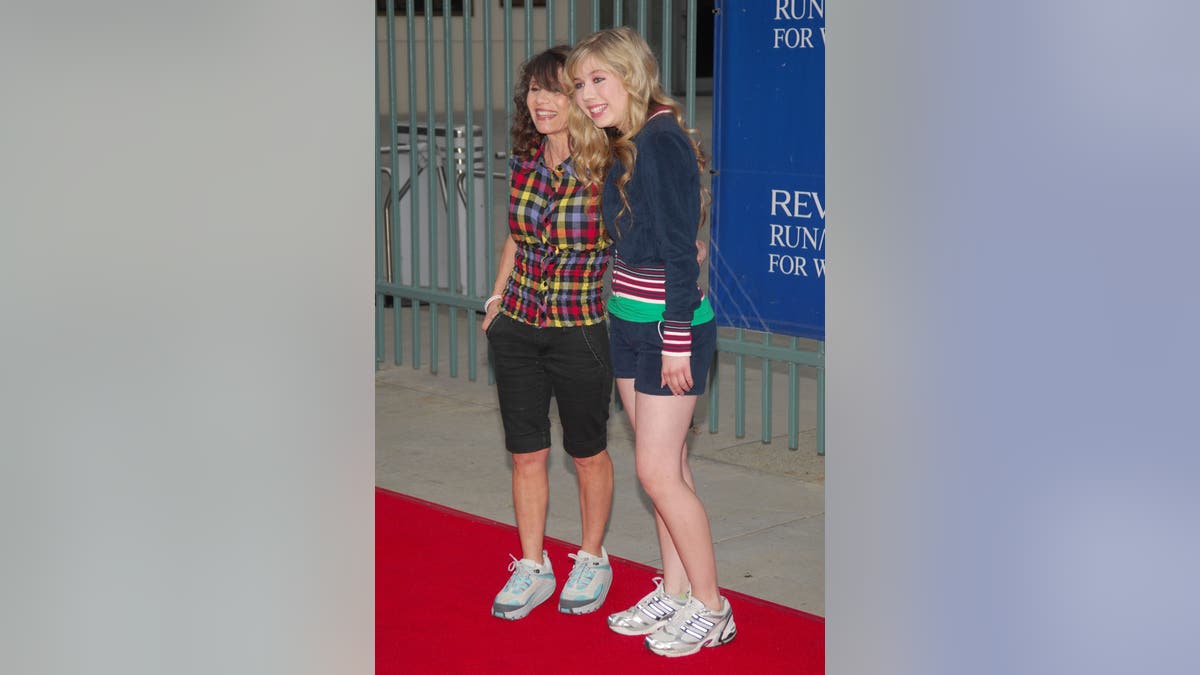 Jennette McCurdy with her mom