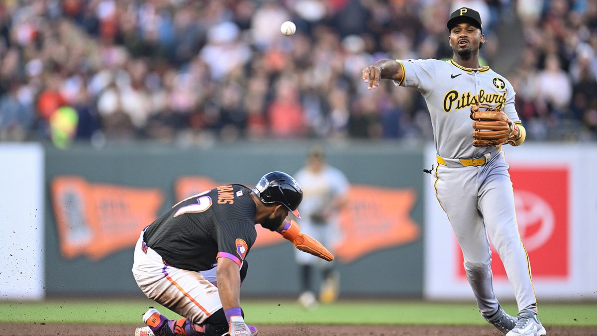 Heliot Ramos grounds into a double play