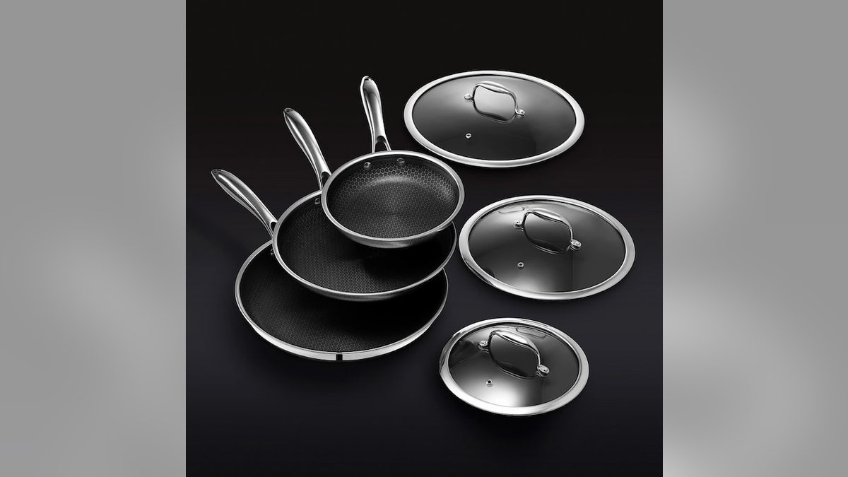 This celebrated group includes 8-inch, 10-inch and 12-inch fry pans.