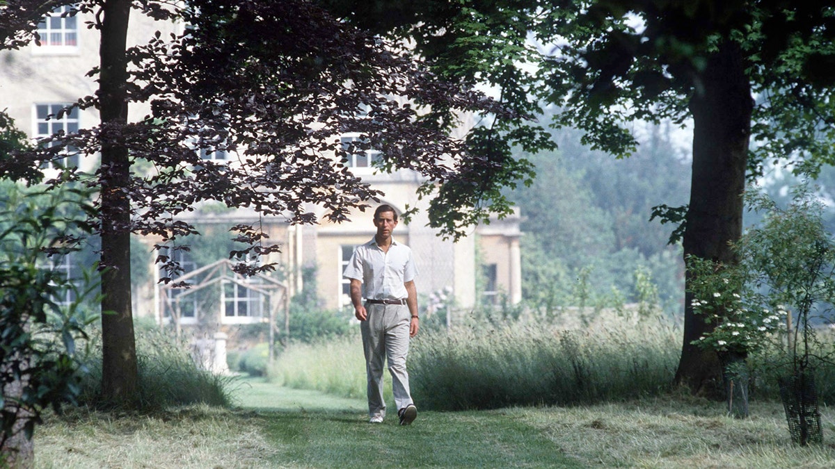 Young King Charles fuera de Highgrove House