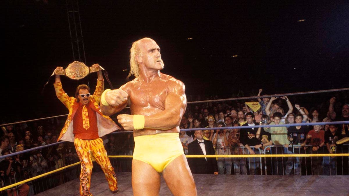 Hulk Hogan flexing