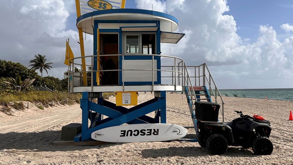 lifeguard post on Hollywood Beach