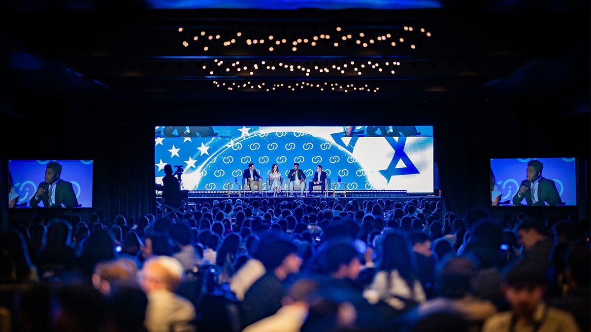 Wide shot of 700 students gathered at the Israel on Campus Coalition.
