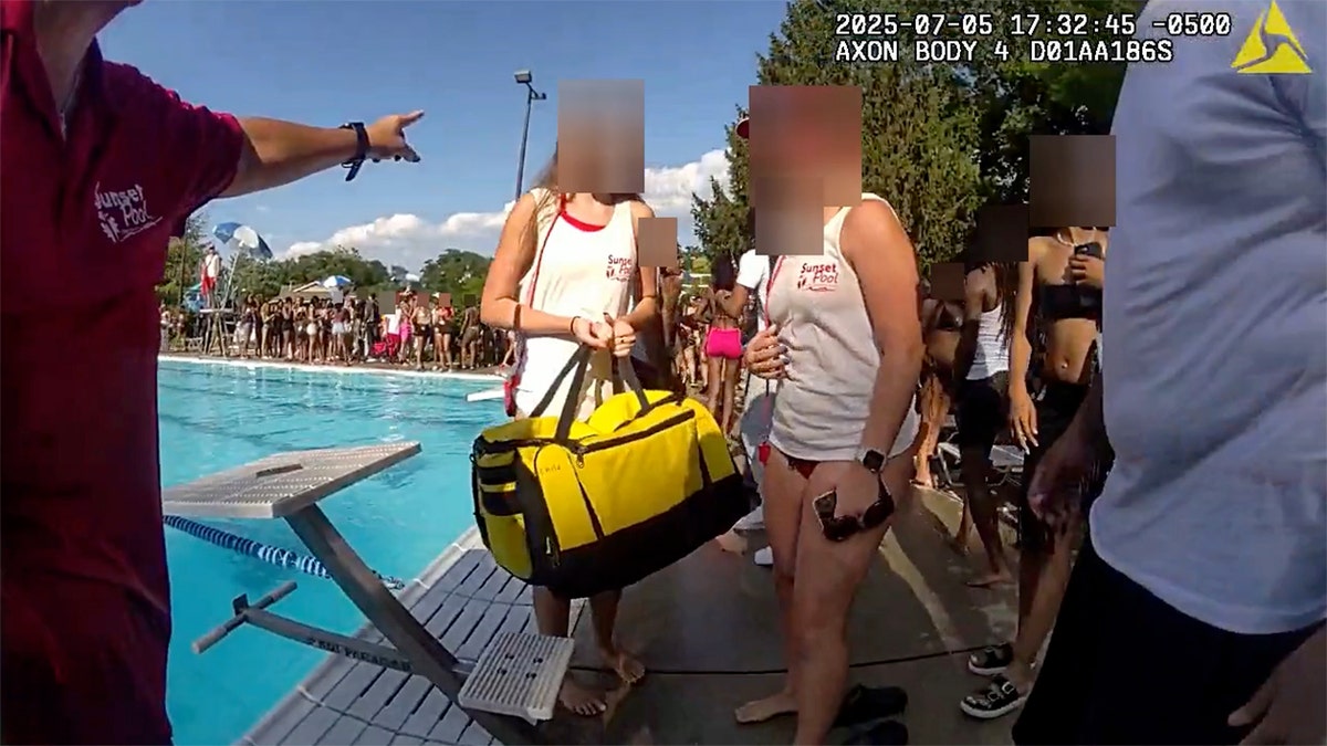 Las imágenes de la cámara del cuerpo muestran una mafia de flash adolescente en una piscina de Illinois