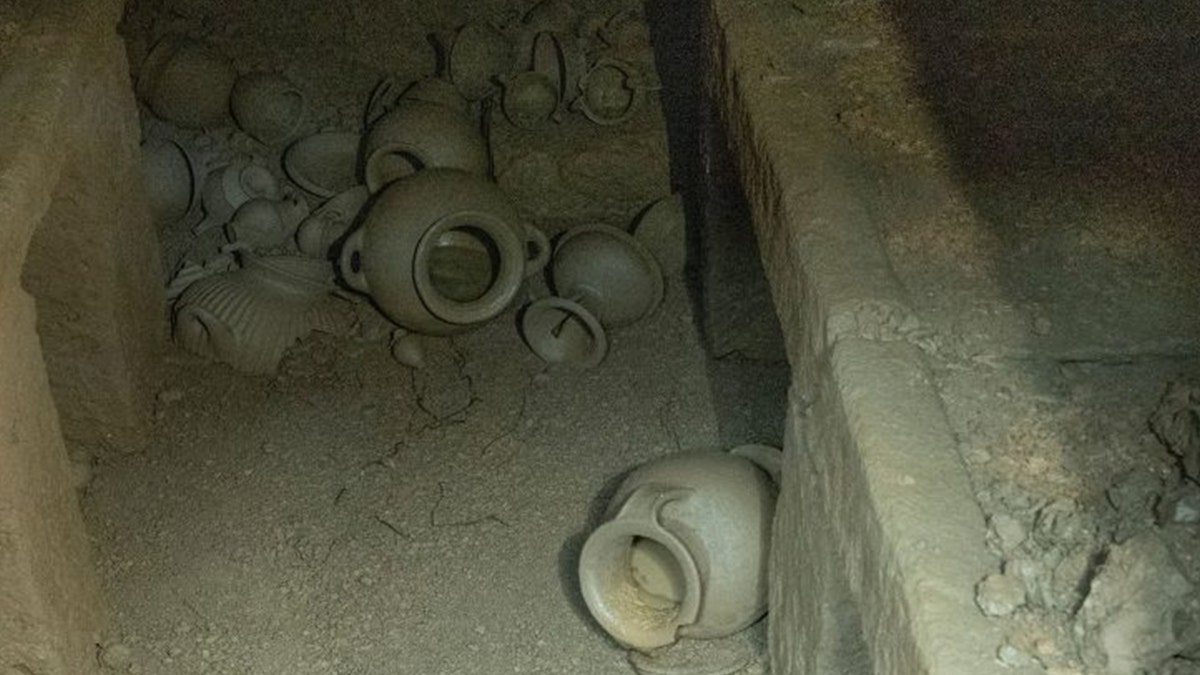 在黑暗的坟墓里展示不同的船只