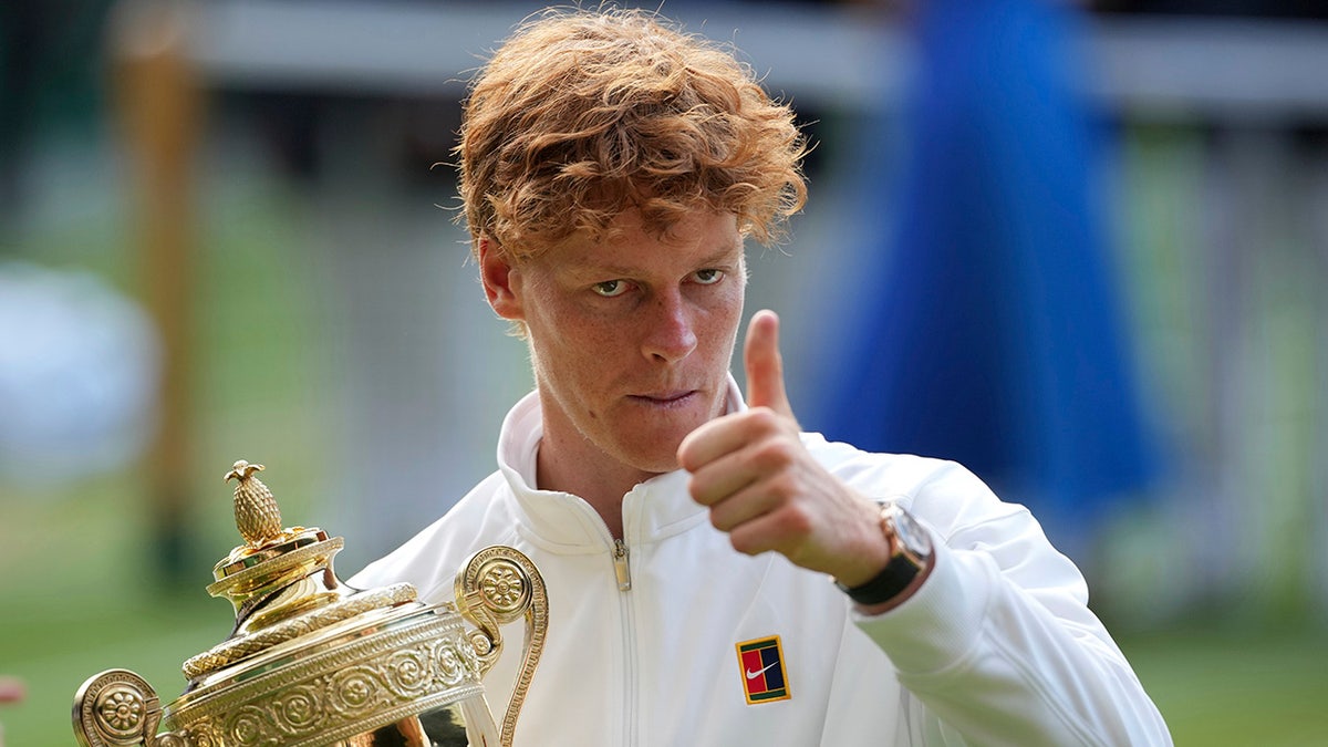 Jannik Sinner pinch a thumbs up