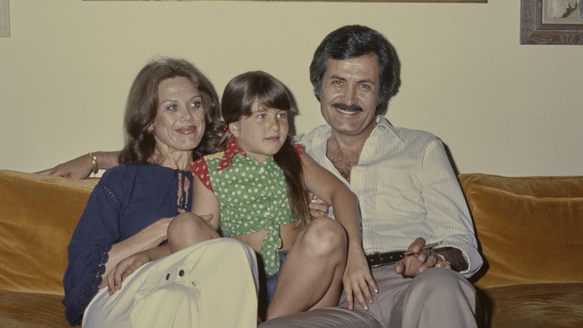 Jennifer ANiston with her parents in 1975