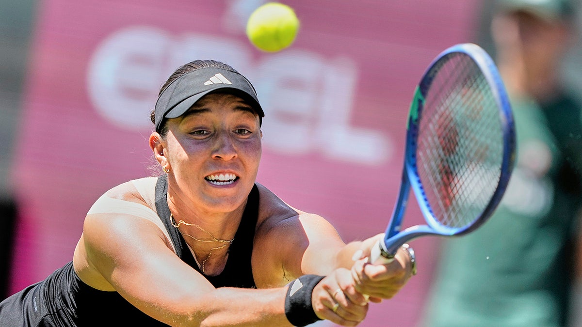 Jessica Pegula plays forehand