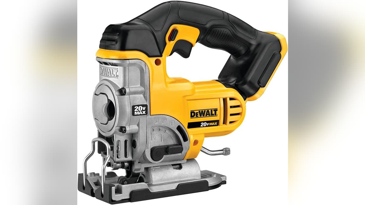 This jig saw features an anti-slip comfort grip.
