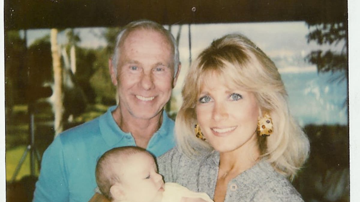 Johnny Carson junto a Alex cuando Alex tiene al hijo de Howard Smith, Scott.