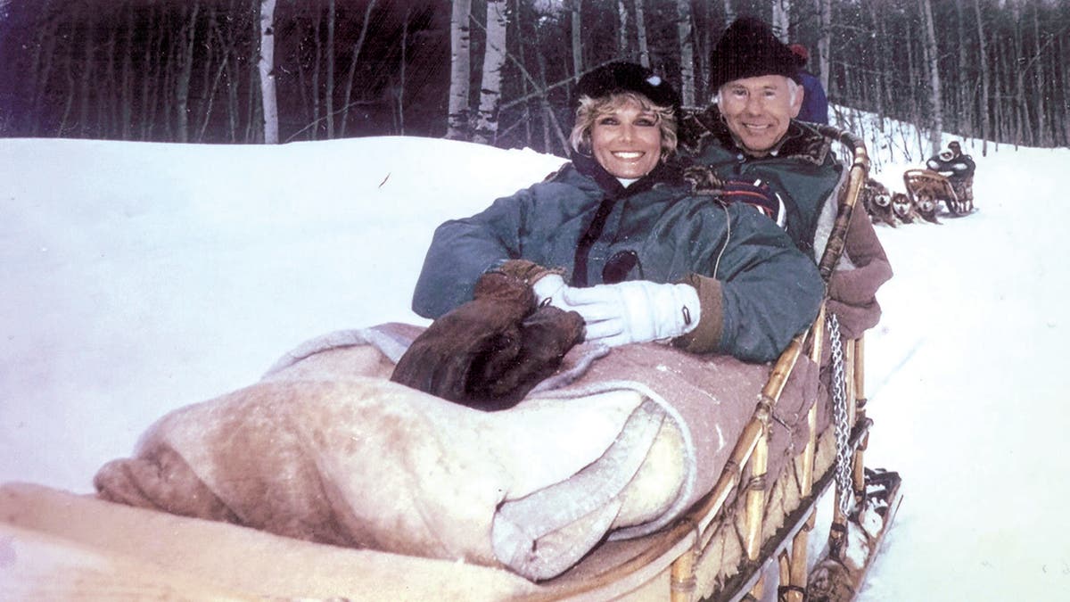 Johnny Carson con su esposa Alex en un trineo de nieve.