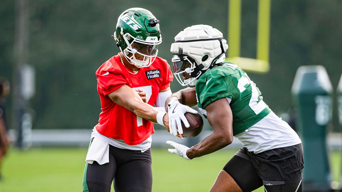 Justin Fields hands off