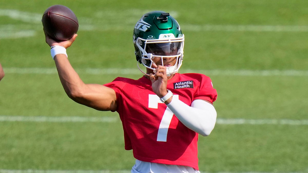 Justin Fields in action