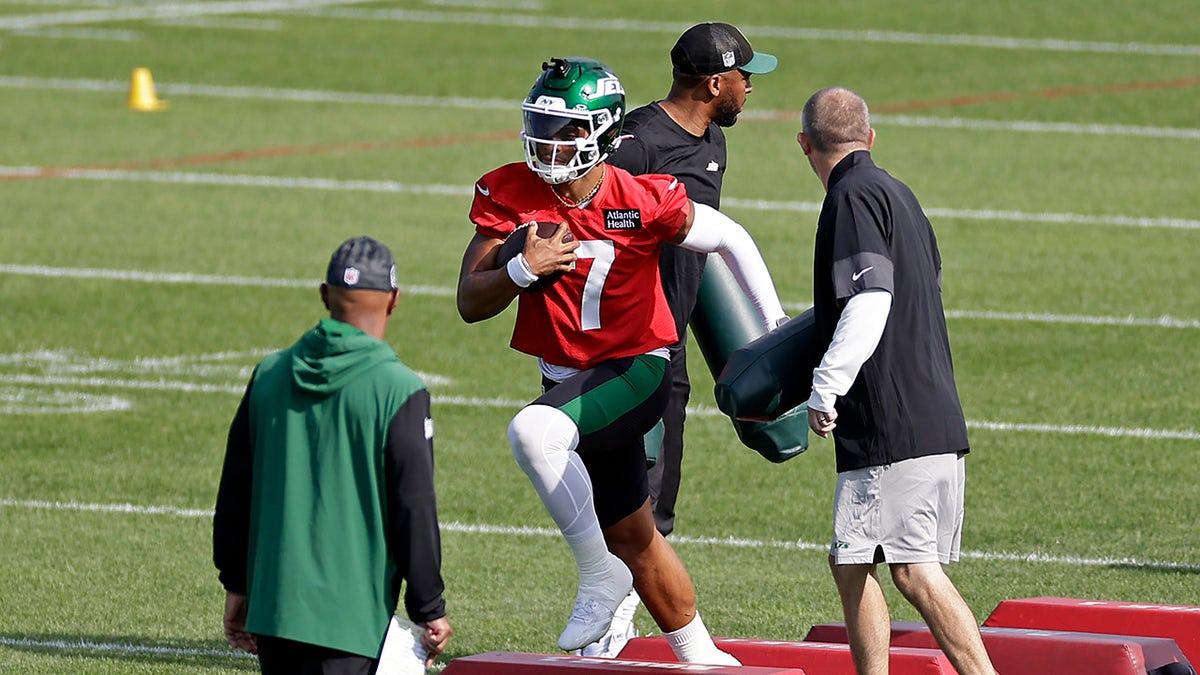 Justin Fields participating in a drill