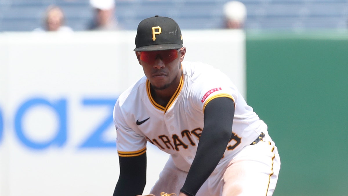 Ke'Bryan Hayes fields ground ball