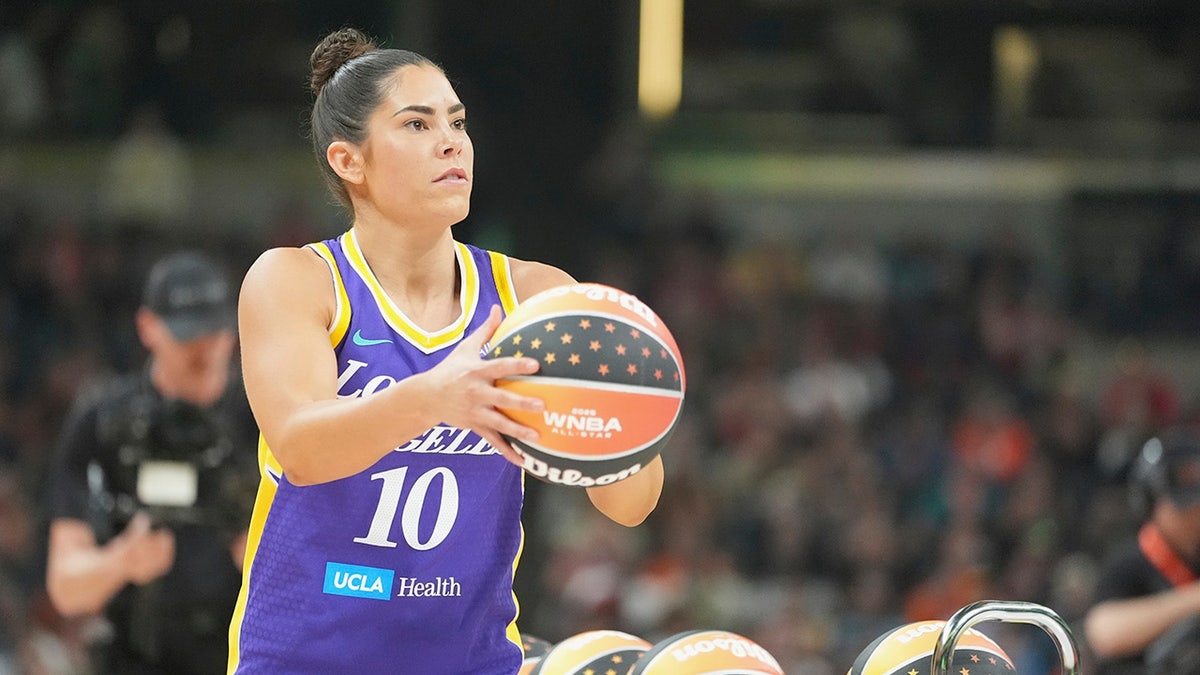 Kelsey Plum shoots