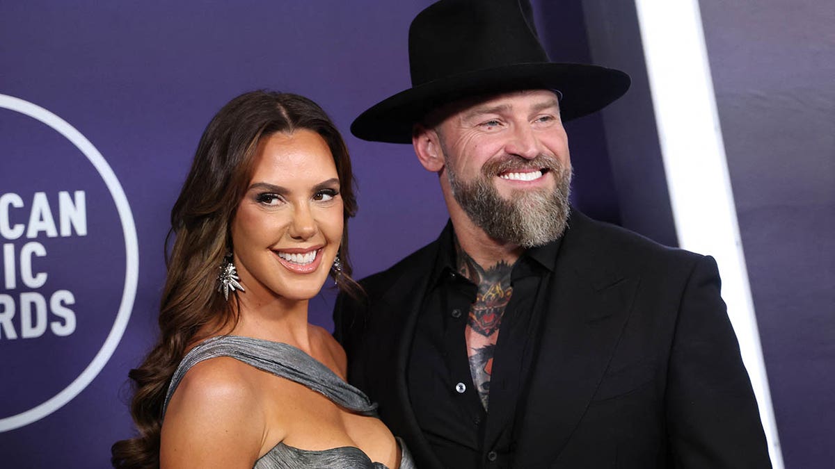 kendra scott and zac brown on the red carpet at the AMAs
