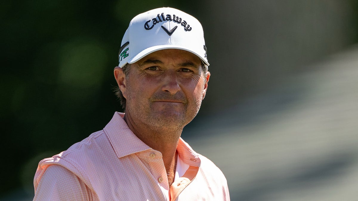 Kevin Kisner looks on