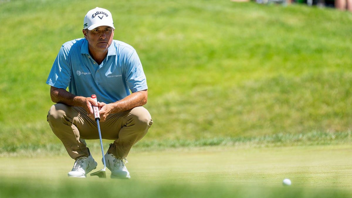 Kevin Kisner lines up putt