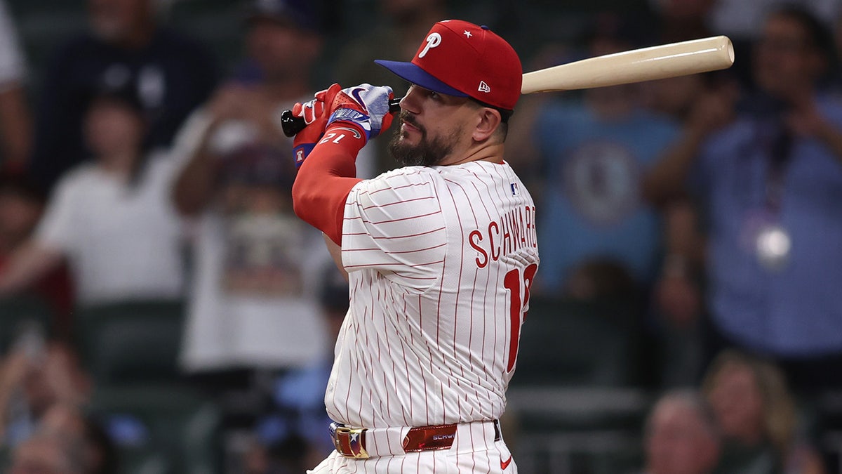 Kyle Schwarber successful nan plaything off