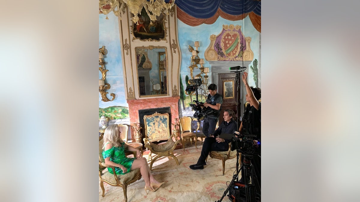 Kym Karath con un vestido verde que se filmó.